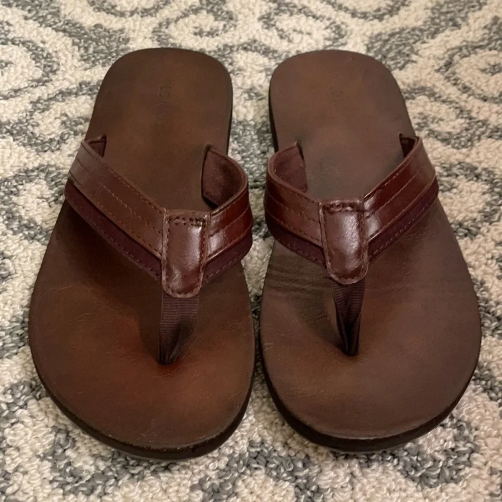 OLD NAVY BOYS FLIP FLOPS.